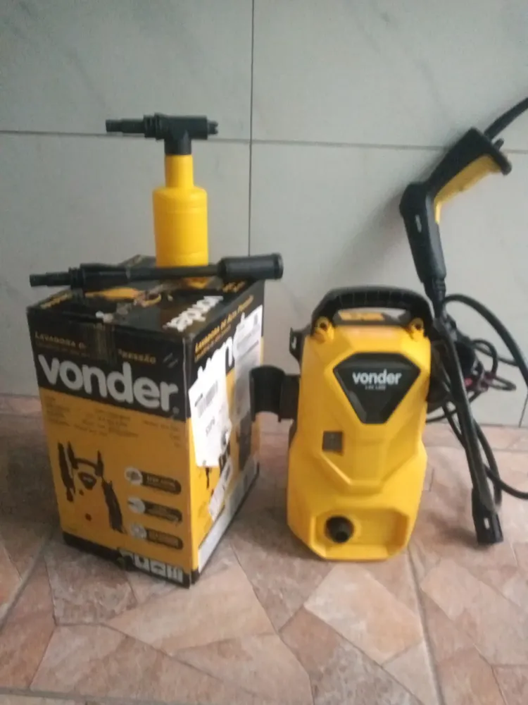 Foto enviada pelo cliente: lavadora Vonder LAV 1300 ao lado da caixa